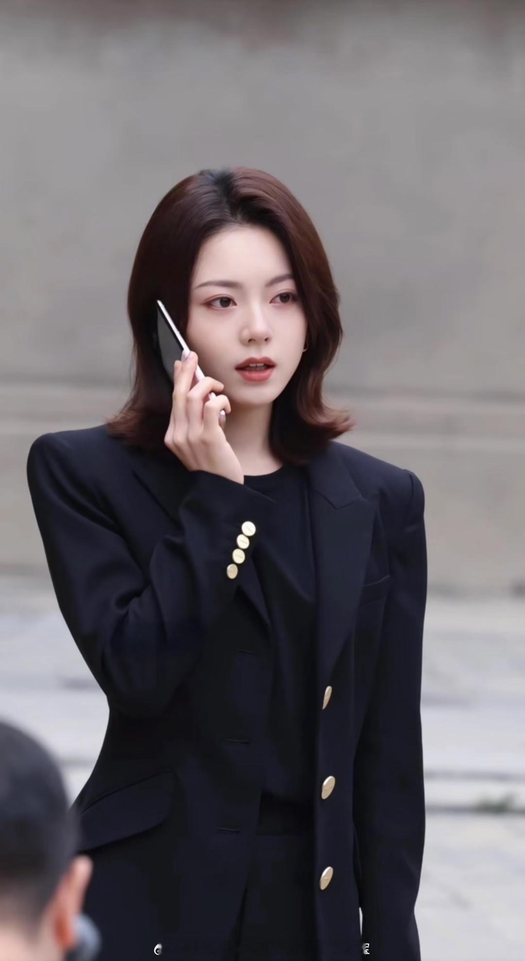 赵今麦完全褪去了稚气真的有种“吾家有女初长成”的骄傲感！看着麦麦从灵动小妹妹蜕变