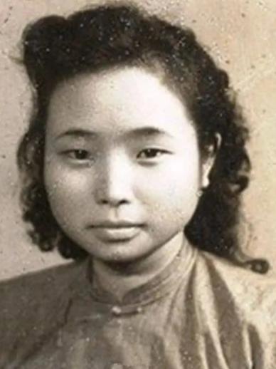 1949年11月14日，29岁母亲托孤赴死，被屠杀前，她把2岁孩子的照片放在了胸