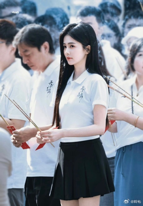 白鹿王韵娜发型是大学时期的发型白鹿黑长直路透引发热议，这个造型正是王韵娜大学时期