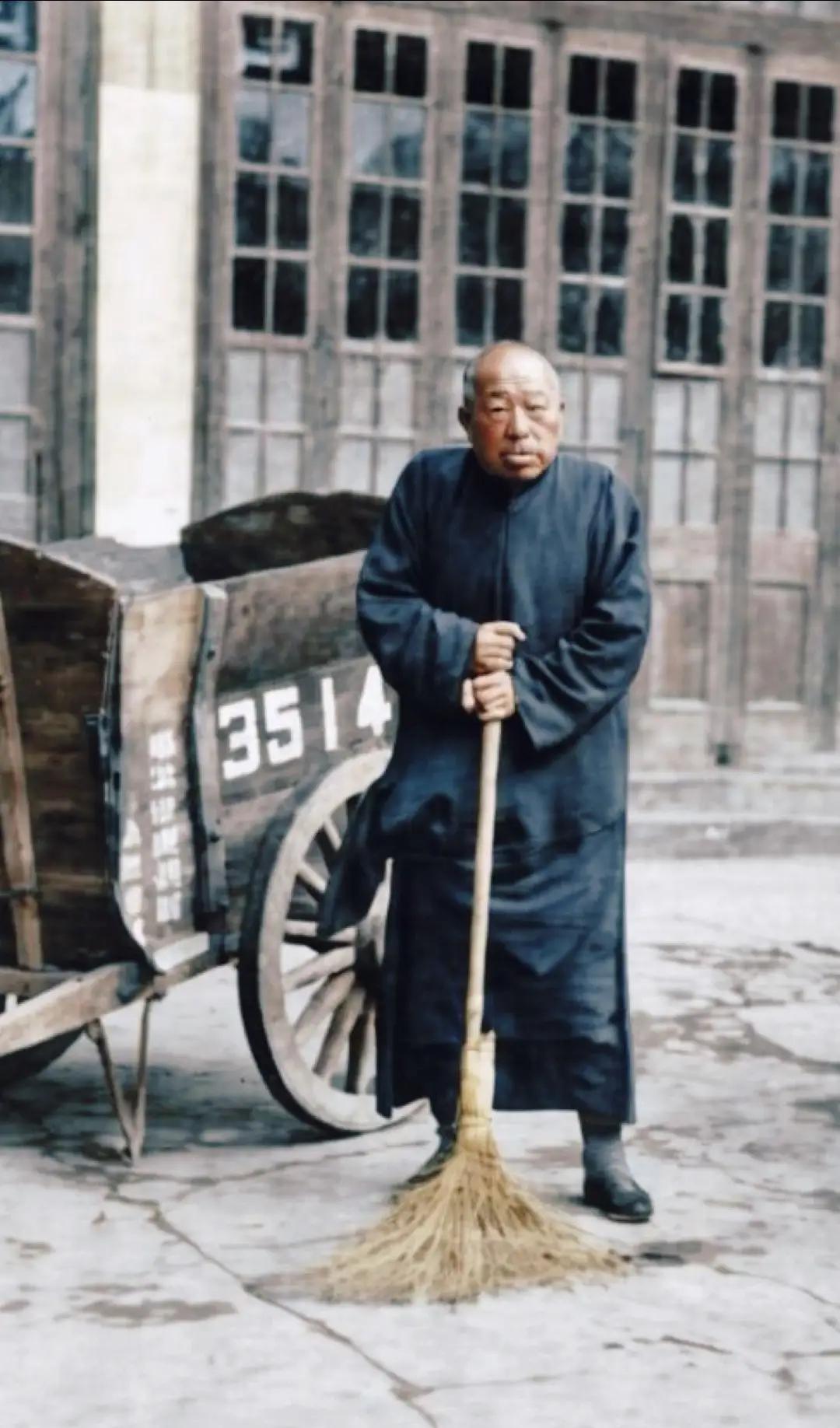 1951年，陈毅让83岁的黄金荣扫大街，蒋介石得知后感叹：陈毅真厉害
 
195