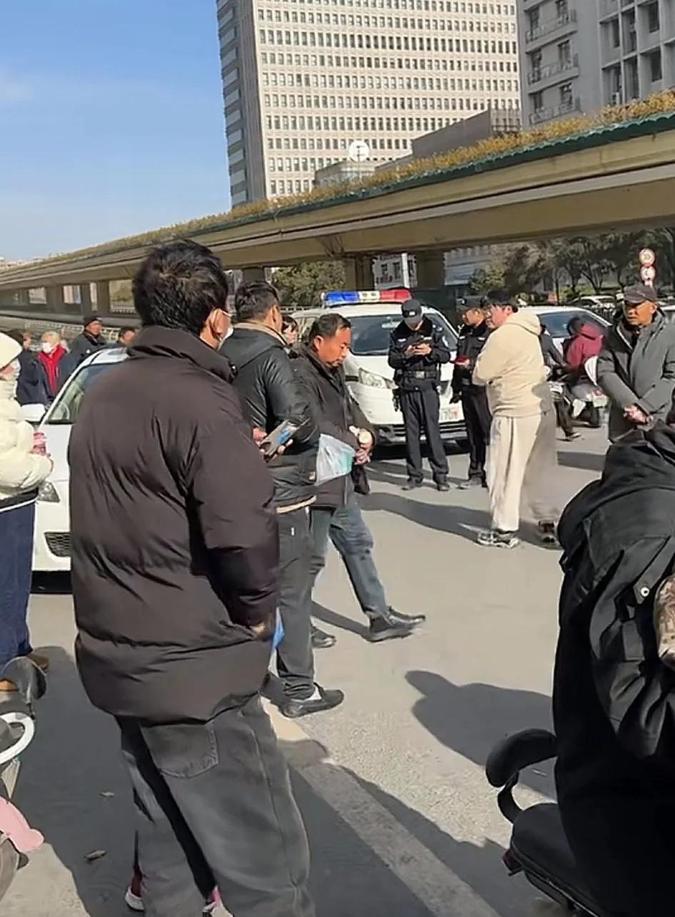 23岁男子不出去工作，被妈妈打了，居然报警要抓他妈妈，警察调解都调解不好
警察好