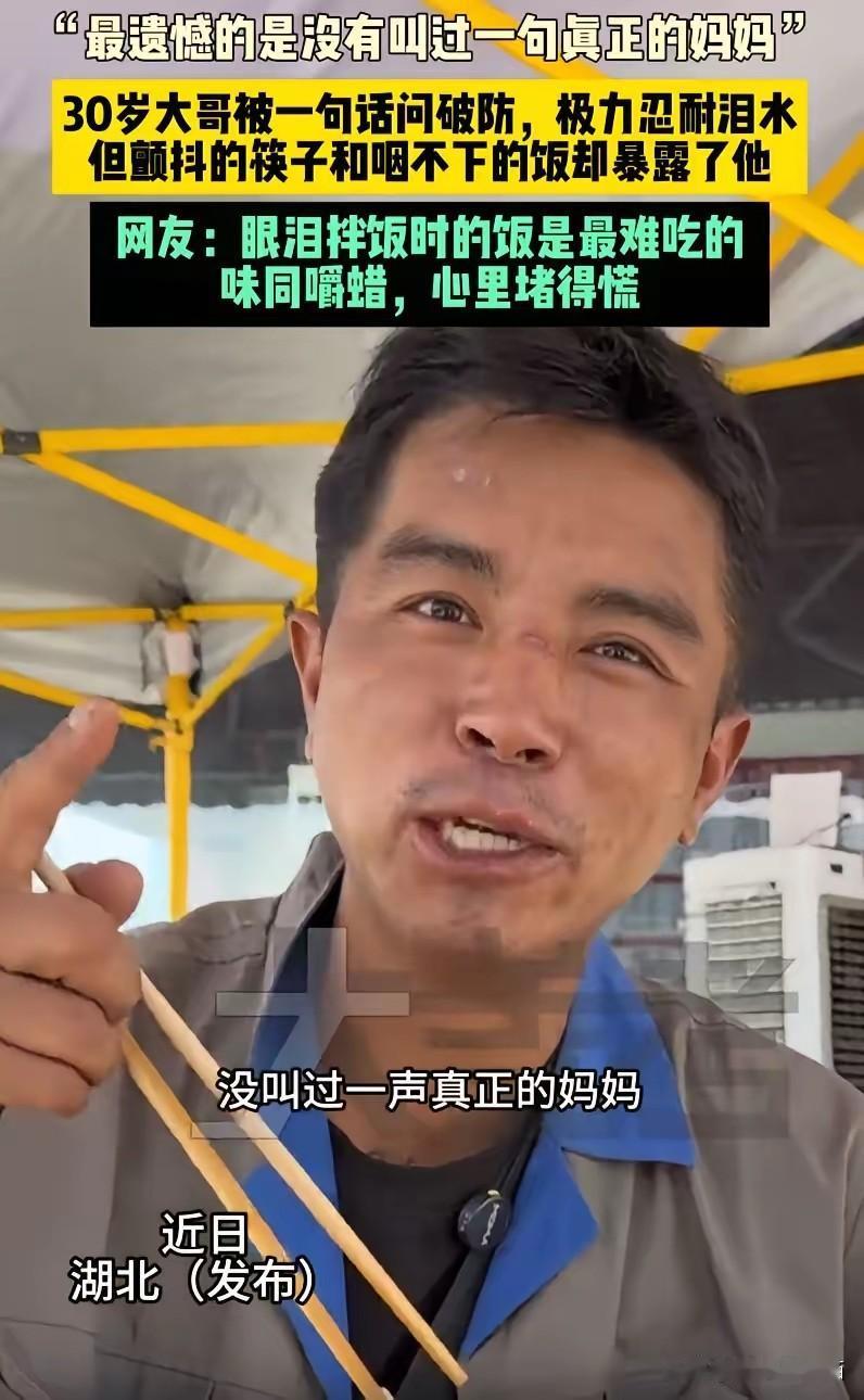 看哭了！一女子在劳务市场找工人时，发现一名小伙很可怜，聊天中得知他的行李全被偷了