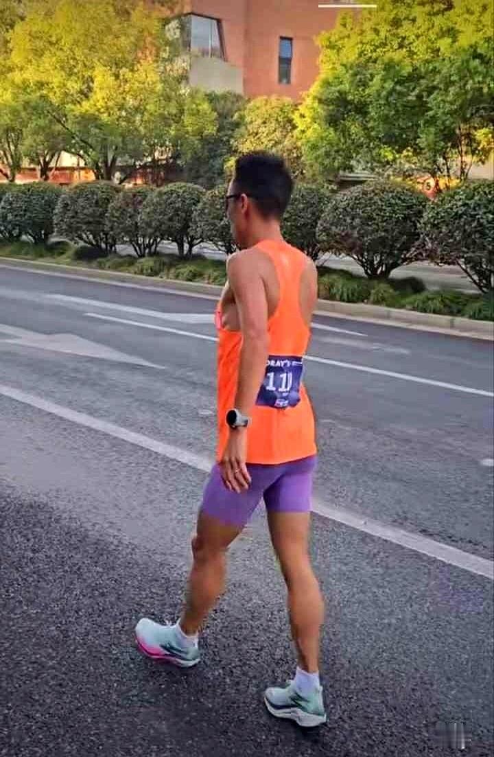 上海马拉松赛道上，管油胜崴脚瞬间的踉跄被镜头捕捉。他弯腰摸了摸脚踝，像老工匠检查