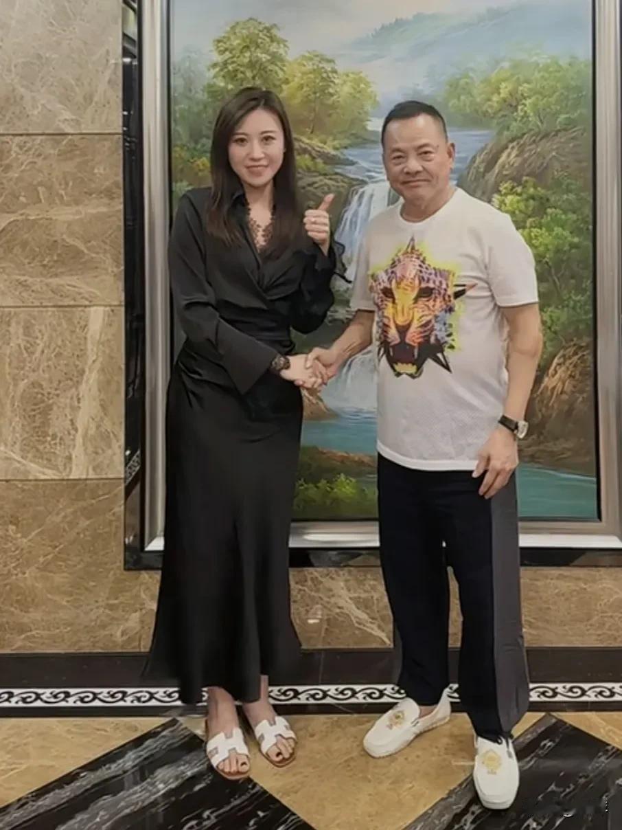 这男人不高也不帅岁数还这么大，竟然还有美女主动和他握手合影？