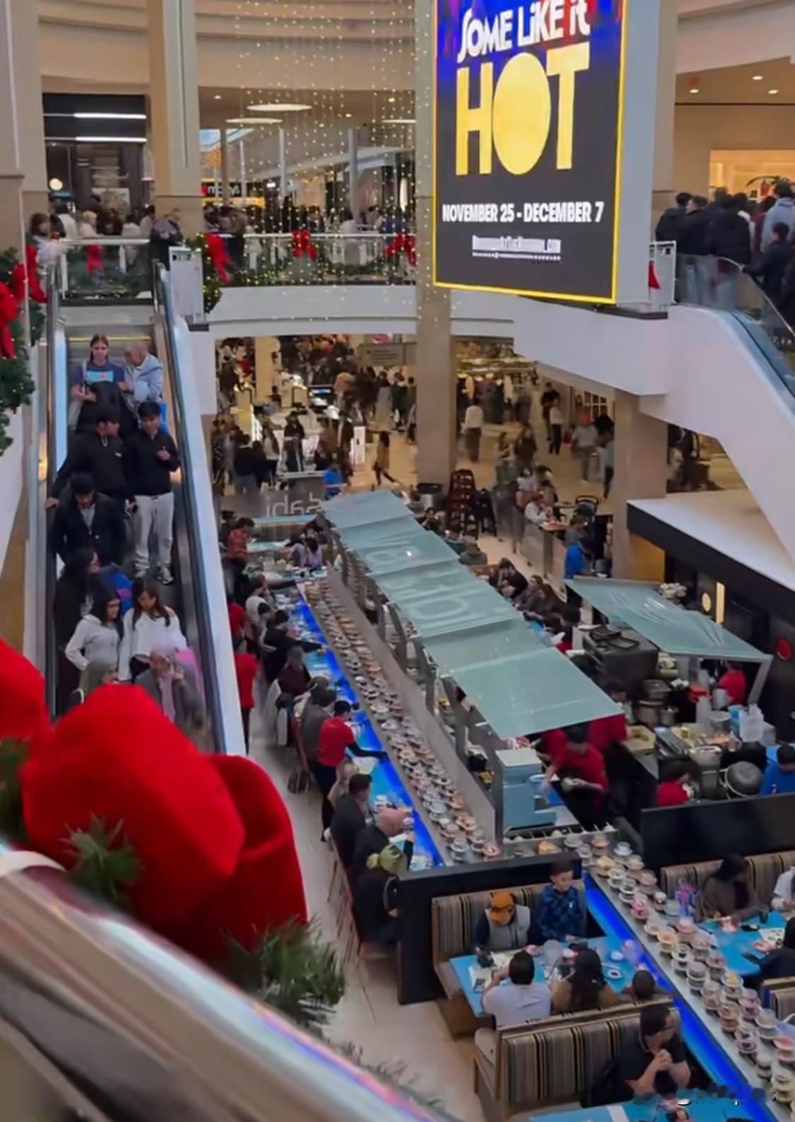 感恩节之后是黑色星期五，美国一处商场人满为患。商场过道上的人们摩肩接踵，看起来还