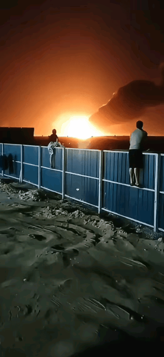 看热闹的不怕事大，看战火和看烟花爆竹一样，这几个人的胆子也太大了，看他们的身影，