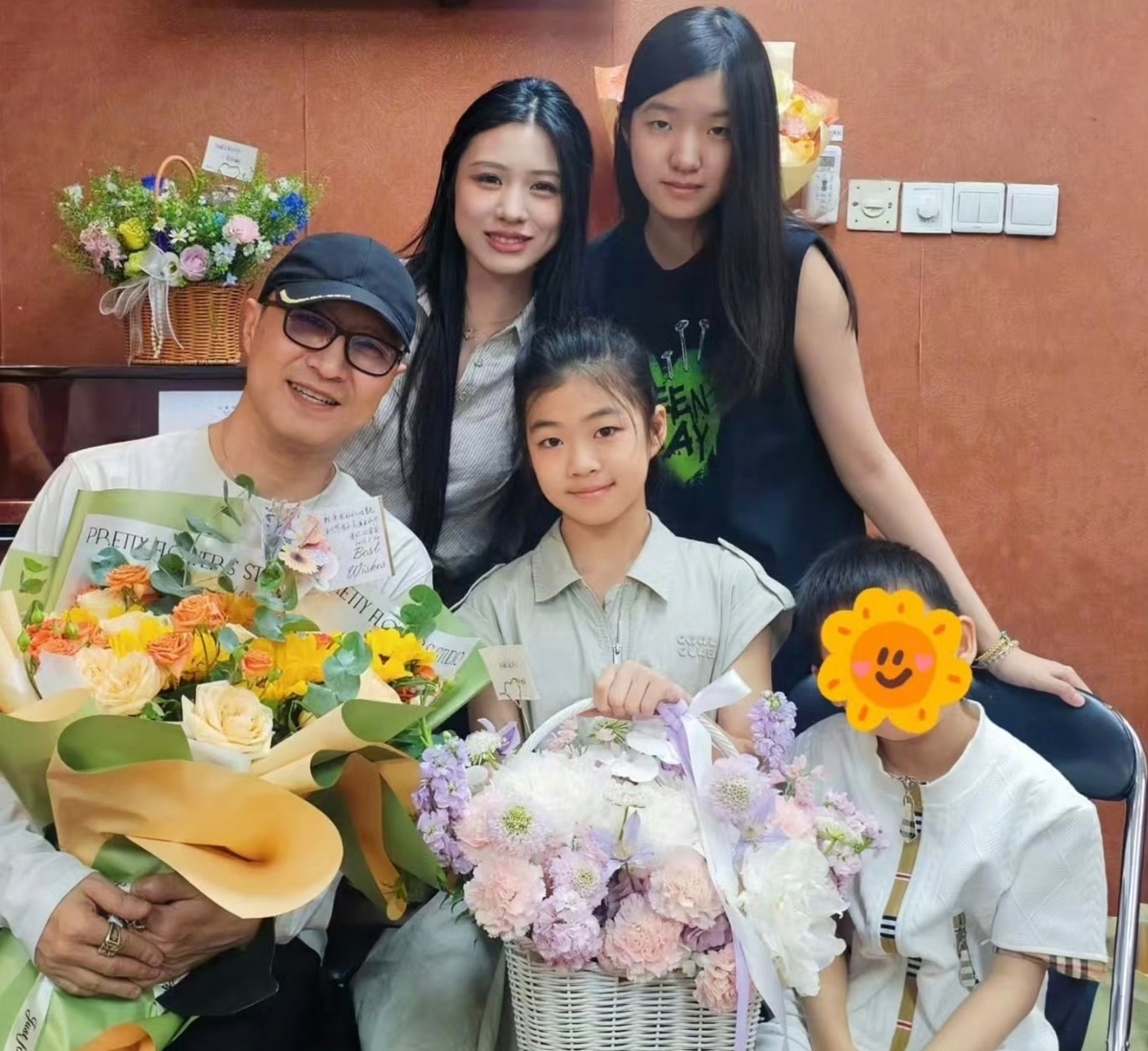 汪峰带3个孩子去给醒醒加油。后排，左边是小苹果，一婚生的。后排，右边黑色衣服的，