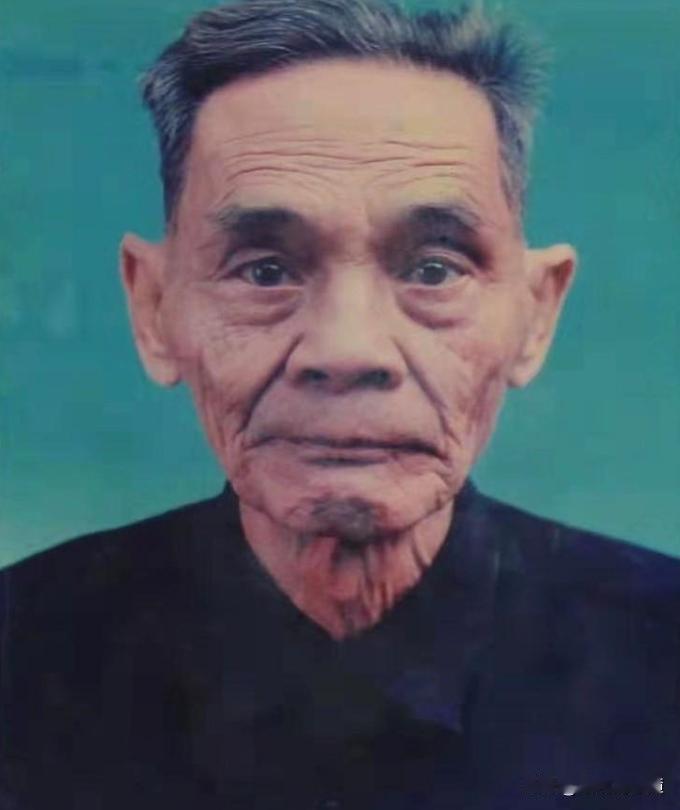 1988年，两岸正式开放探亲。一位名叫叶依奎的地下党，混在探亲队伍当中，回到了大