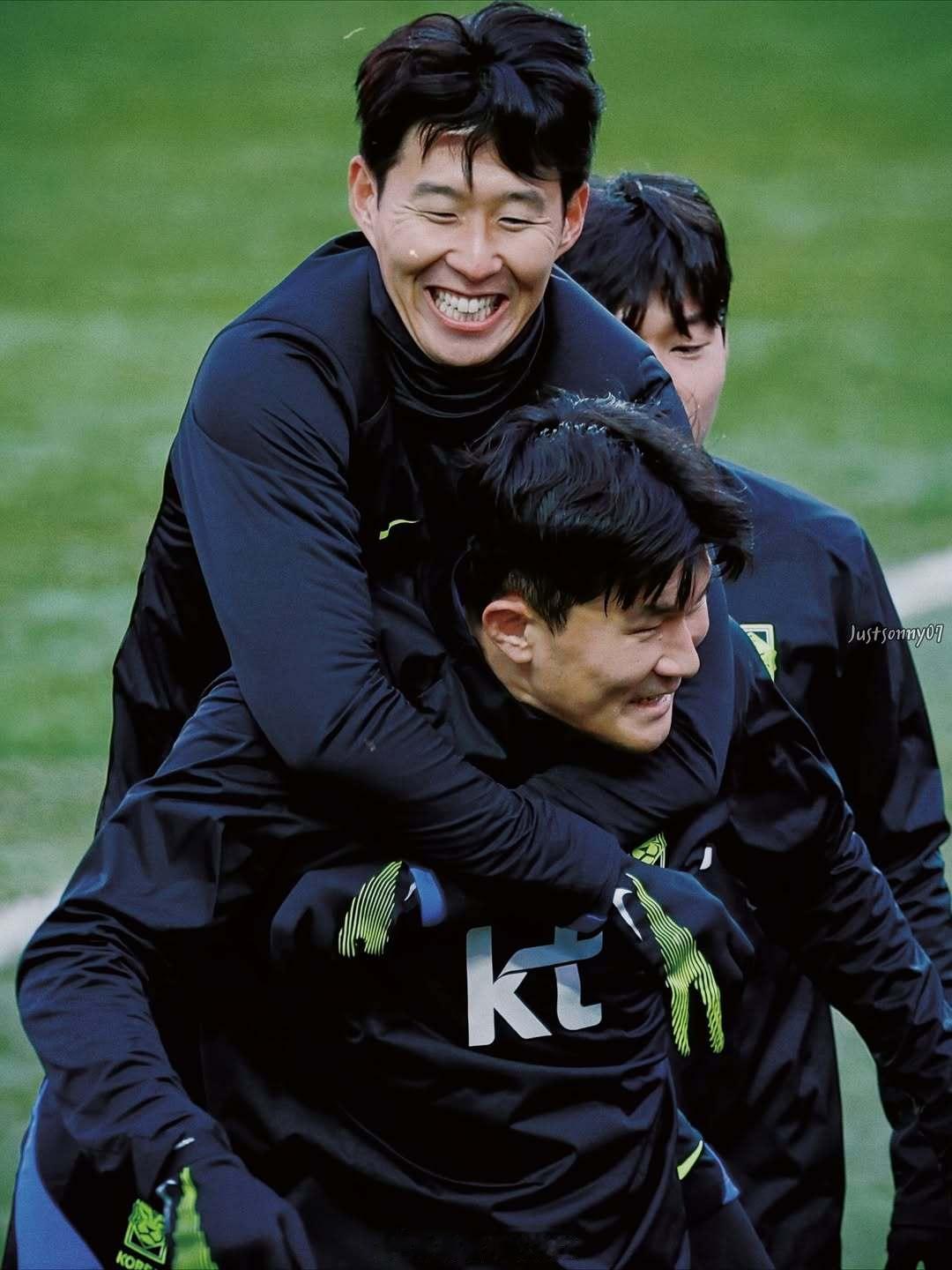 大金子背着孙兴慜。看图1，应该是偷袭。