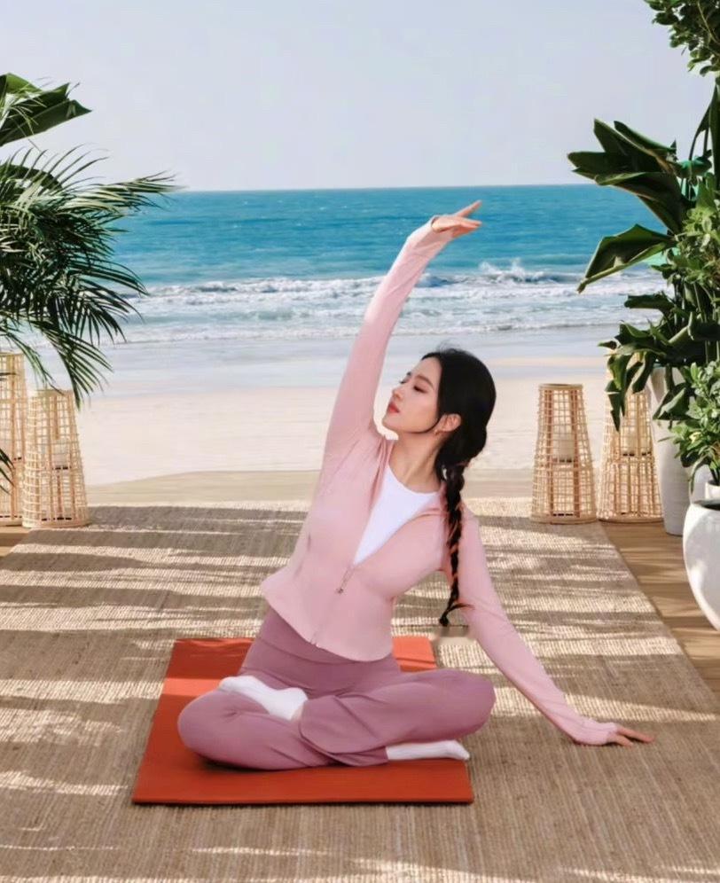 才发现刘亦菲翻牌Lululemon这么多次了… 