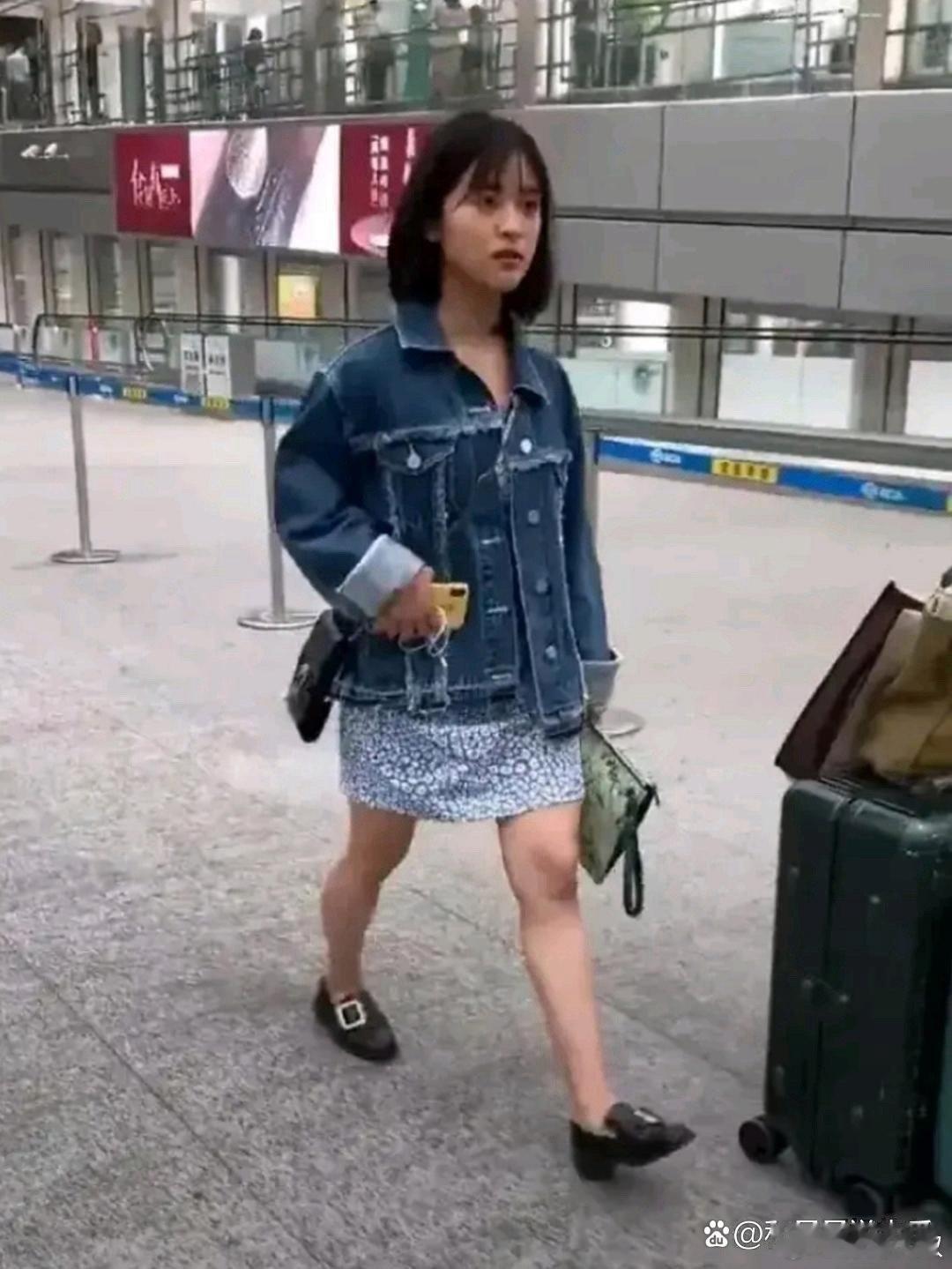沈月的生活照看着挺接地气的 