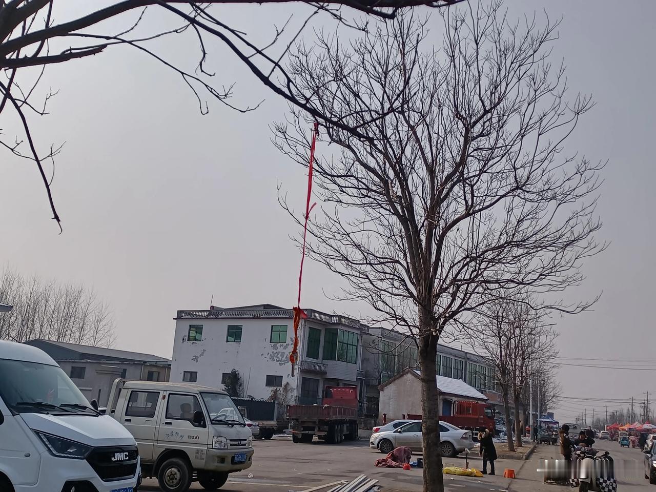 江苏邳州，有一不成文的传统，大马路或者街边有人捡到钥匙，小孩的鞋，手套之类的用品