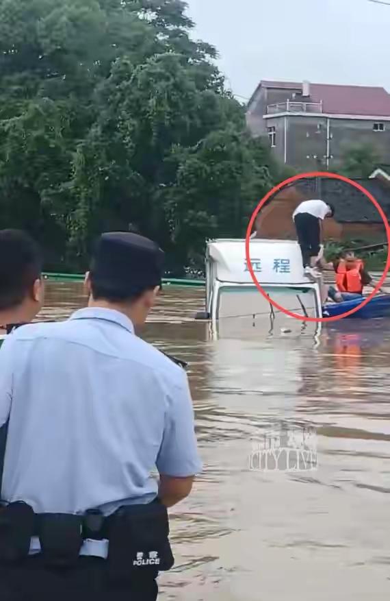 惊魂30分钟！暴雨中货车被淹三分之二，司机绝望爬上顶棚，下一秒警民联手生死救援！