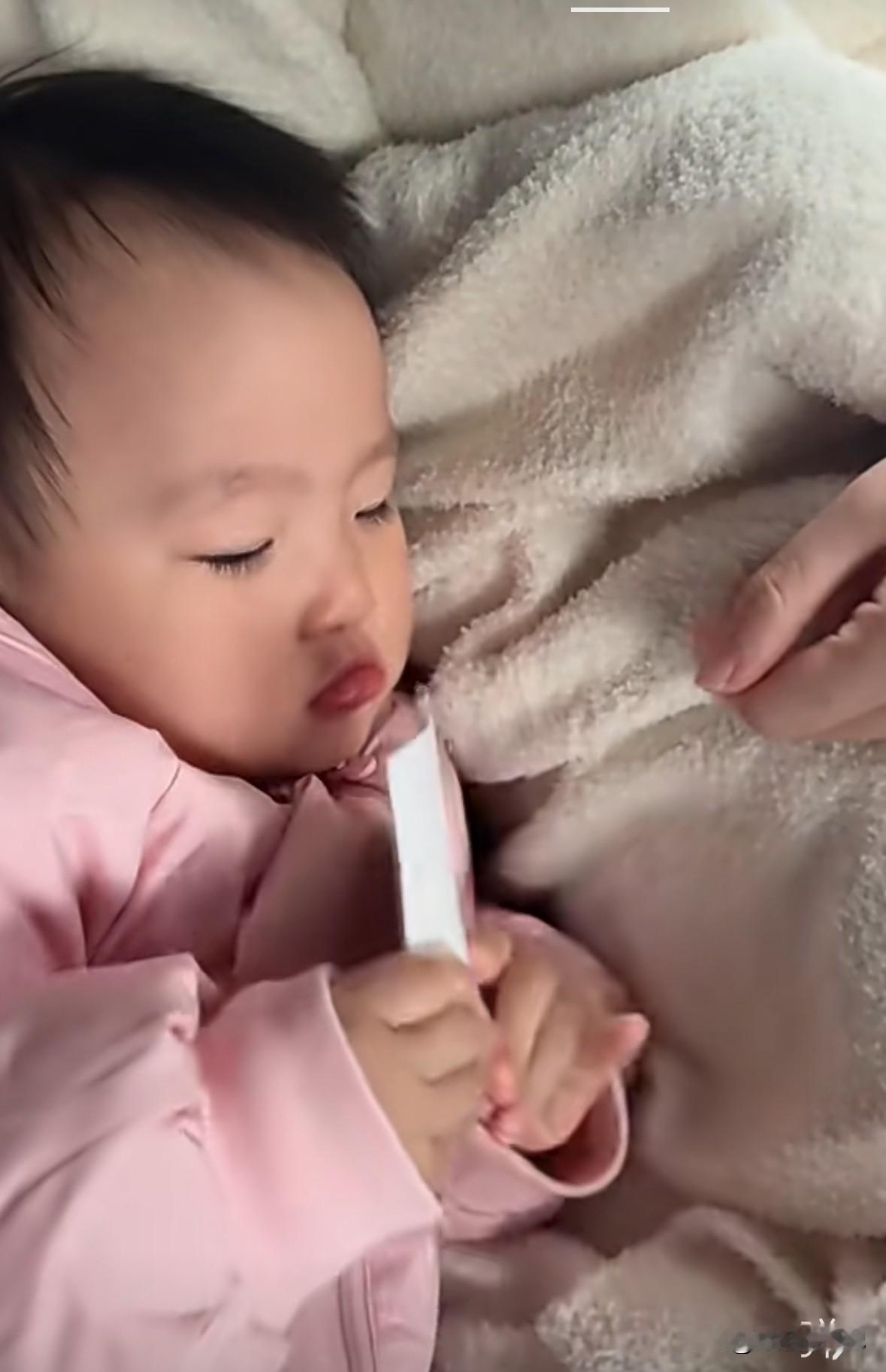 闪闪当真拿着王健林的照片喊爷爷，而且谁要照片都要不下来，跟她要照片，她就藏在身下