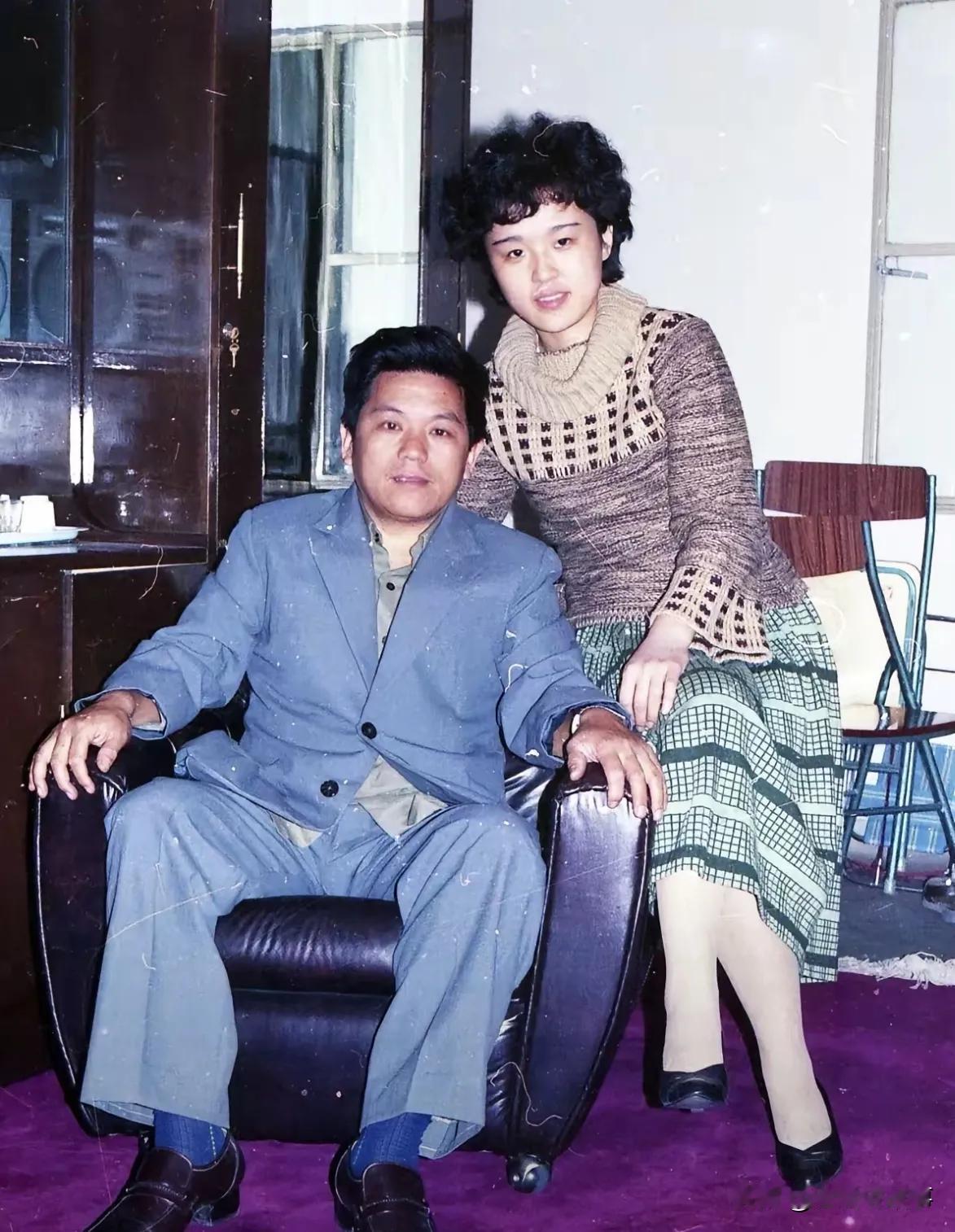 宝子们，今天看到一张很有年代感的照片。这是1992年在广东省广州白云宾馆拍的，照