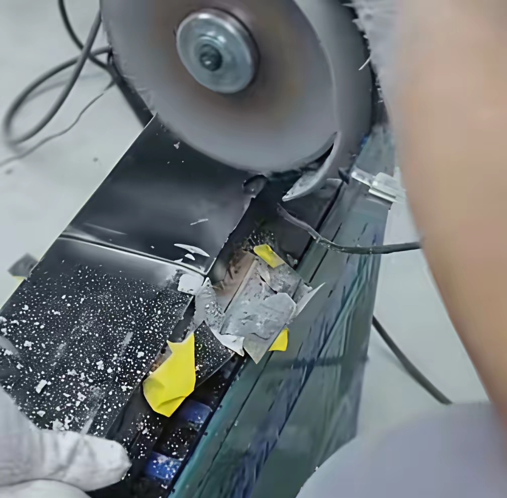 当年的豹5，有人用上了扳手今年的钛3，升级到大锤、砍刀、切割机…方程豹这品牌也太