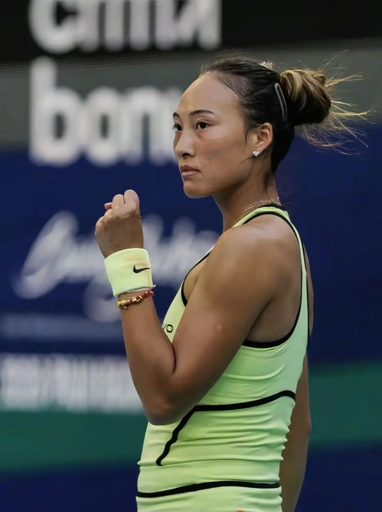 全网都在骂那9次双误，
我却觉得：郑钦文今天不是输给对手，
是输给了“想赢怕输”