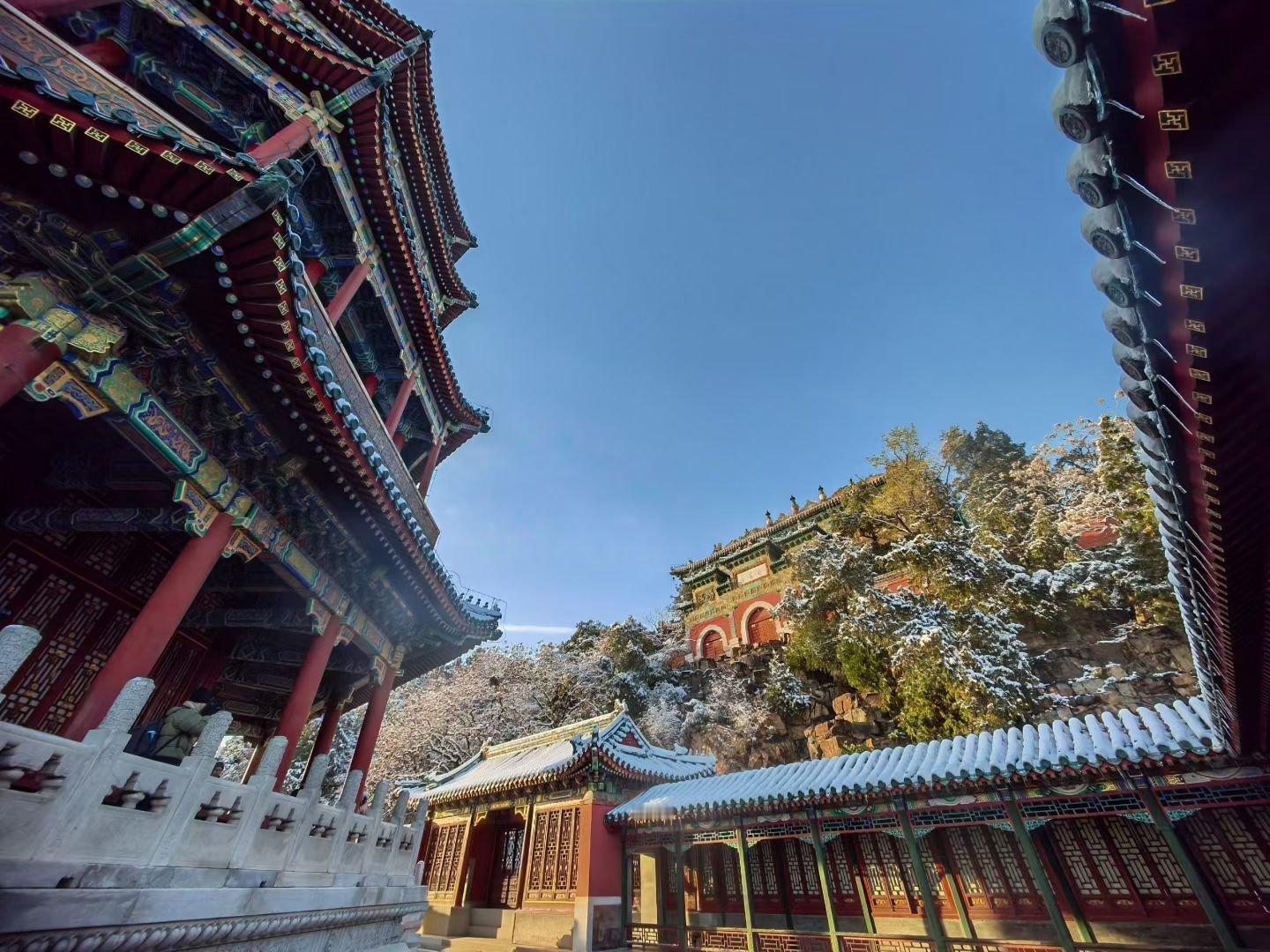 和北京初雪一起出现的Angelababy 北京的第一场雪确实比较大，地上积了不少