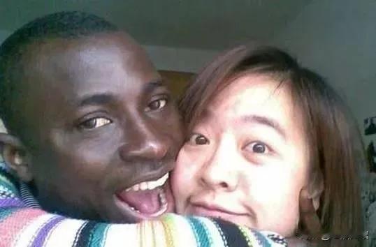 2002年，一个武汉女大学生被老师追问，是否跟黑人留学生发生过关系。女生当即否认