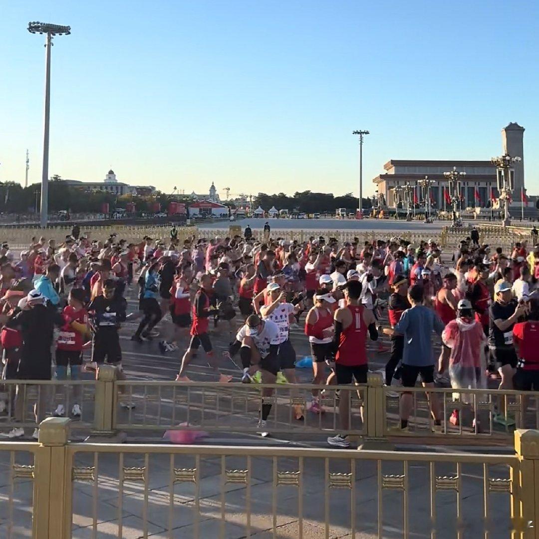 2026北京半马鸣枪开跑太热闹了，动起来了 