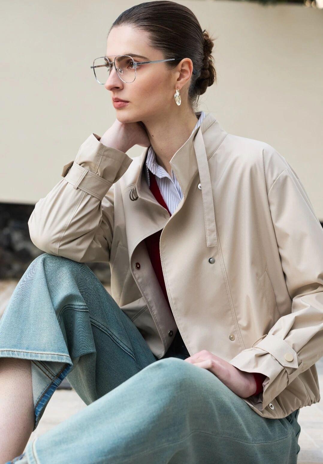 都市时尚风，复古眼镜搭配米色风衣，轻松随性。老外的脸型确实棱角分明看看气质女神的