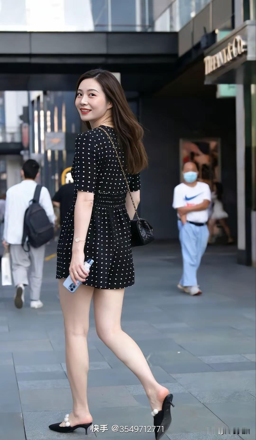 都市街拍，优雅黑裙，自信步伐女生如何穿搭看起来时尚更有品味呢 瑜伽裤，适合外出穿