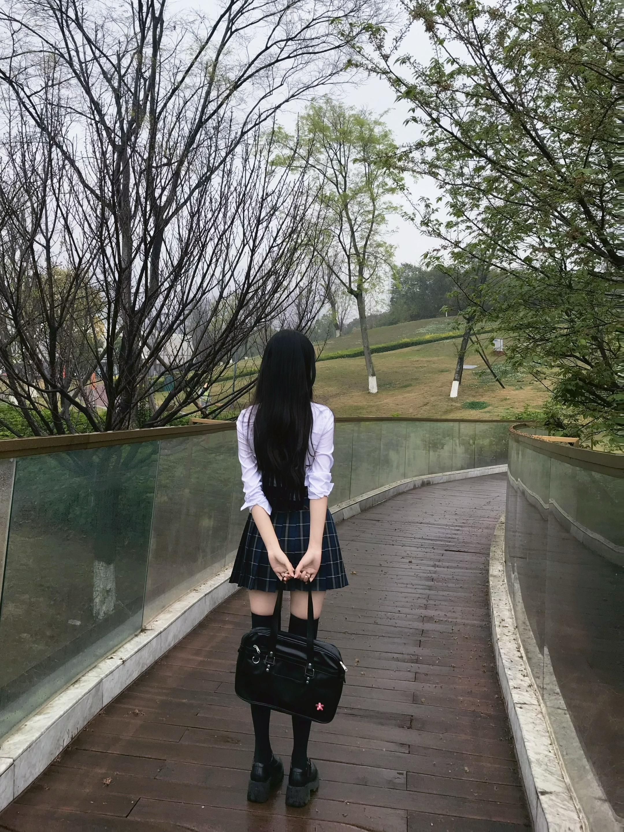 凛冽的风吹打在肩.