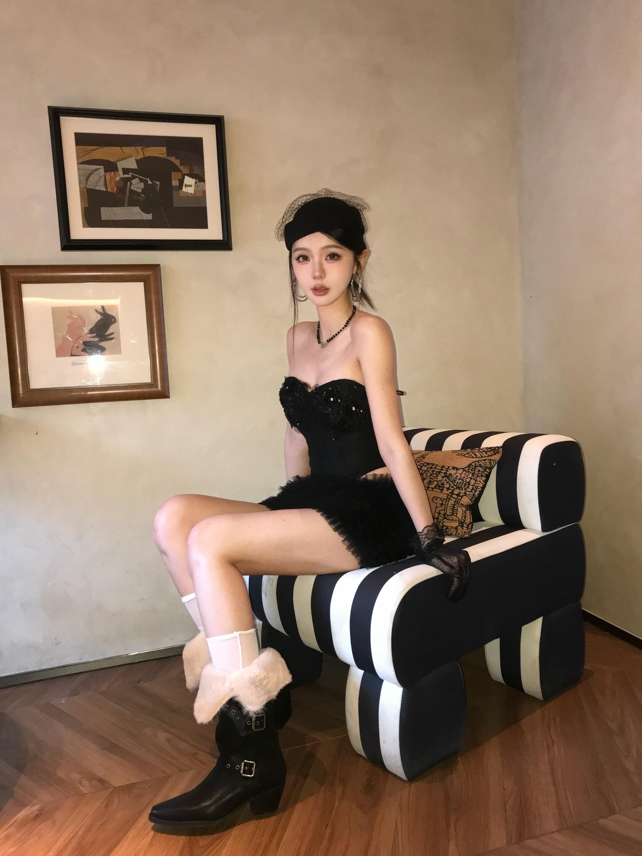 黑色系。