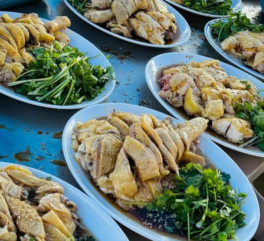 天南地北大拜年不知道在广东鸡的做法有几种，但是在我们的婆家那里这样的鸡真的太好吃