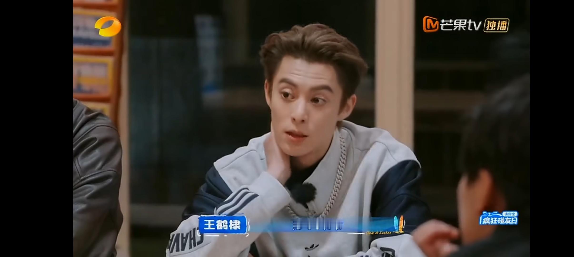 王鹤棣说沈月的字好好看 沈月写字好看，承担了写卡片的任务，王鹤棣也是毫不吝啬的夸