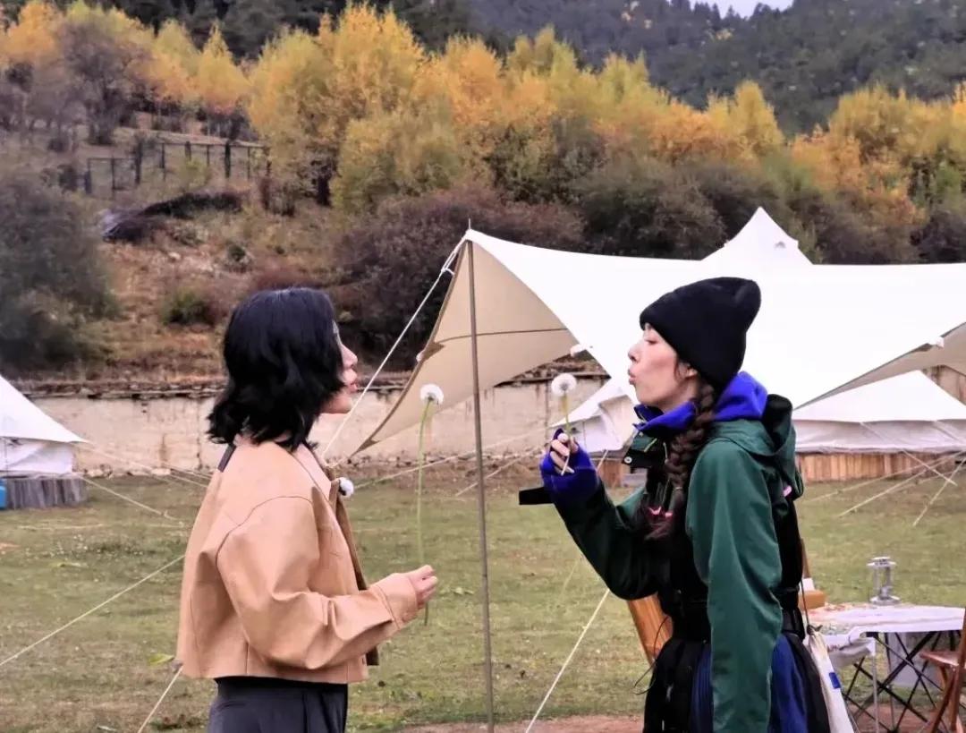 郭碧婷尚雯婕同框现身云南
这些画面，是否让你想起了小时候
没错，满满的回忆感
尚