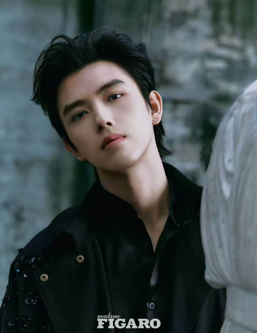 陈飞宇别试探了颜值赛道能走陈飞宇凭借颜值多次吸引大众目光，足以证明这条赛道的可行