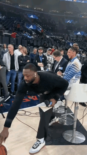 韦德这个老六……这是借机要挟詹姆斯啊
看图说话:
韦德朝詹姆斯招手:勒布朗你快过