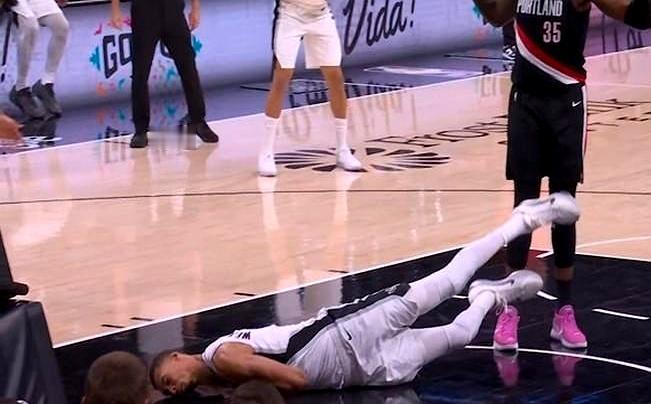 第二节那一下，球馆的噪音像被掐断。
开拓者对马刺的G2，G1马刺111-98先赢