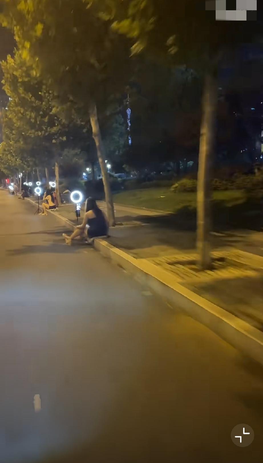 凌晨两点，街道灯火不息，整条街都是努力直播的人！夜幕直播间 马路直播风 路遇直播