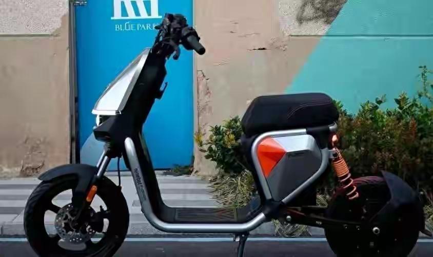 如果能够现实更多的出行选择自由，估计老百姓还是愿意遵守交通规则的。毕竟电动车比摩