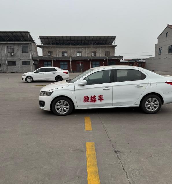 一男子，考驾照时已年近五十。学车对古海胜来说并不轻松，反应慢、记性差，练了比别人