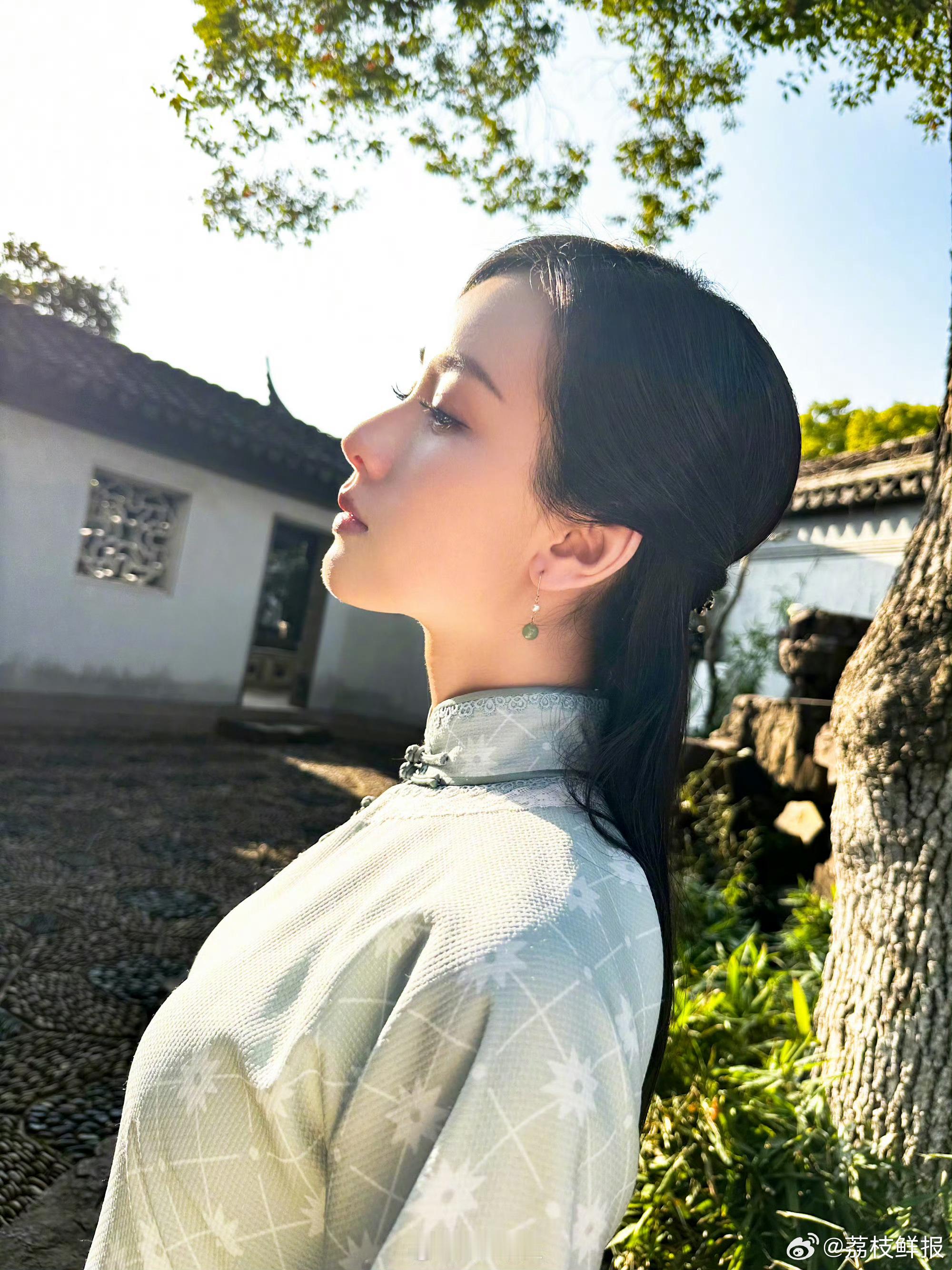 #陈都灵[超话]# 是谁呀，怎么美成这样，原来是陈都灵啊，那没事了 ​​​