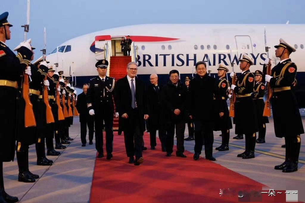 快讯！快讯！
英国首相斯塔默已经到达北京了，飞机一落地，他就发了帖子:已经抵达中
