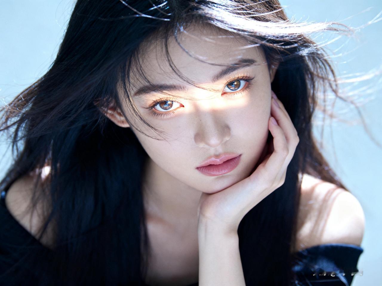 长得漂亮是天生优势，
出门自带“光环”，
可这份优势保质期太短，
30岁后拼的从