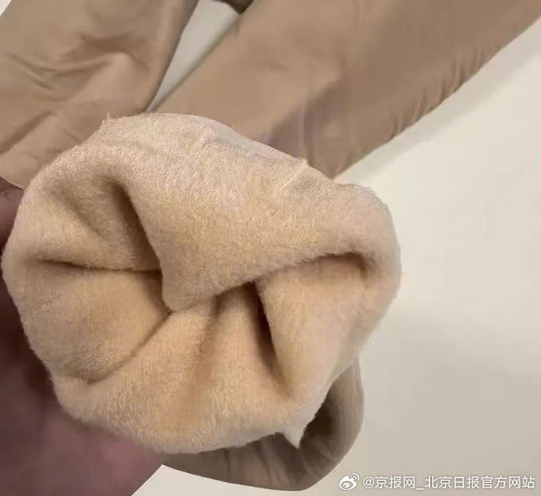  湖北武汉88斤的胡女士，穿标注80-130斤可穿的均码光腿神器后，腰腹和踩脚处