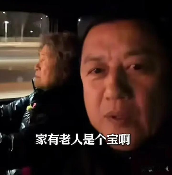 李亚鹏83岁老母亲开车接他回家，离婚后和妈妈一起过年，母子情深



李亚鹏因嫣