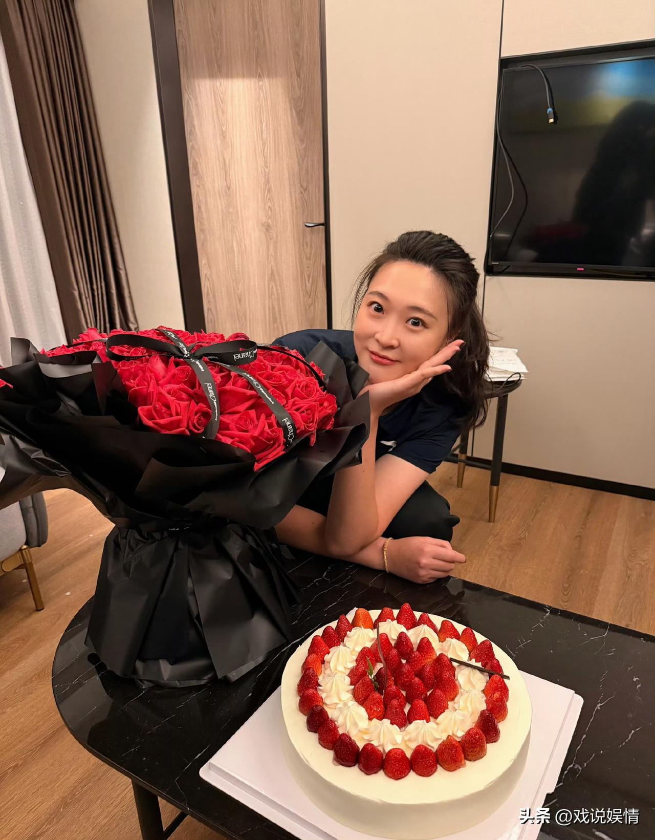 惠若琪与队员一起庆生！
3月4日，35岁惠若琪晒出一组庆生照。庆生照中没有家人和