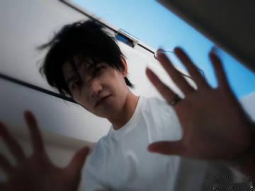 杨洋海边明媚少年 每当海风轻抚，杨洋的笑容便会浮现，那个少年如同一场梦，铭刻在心