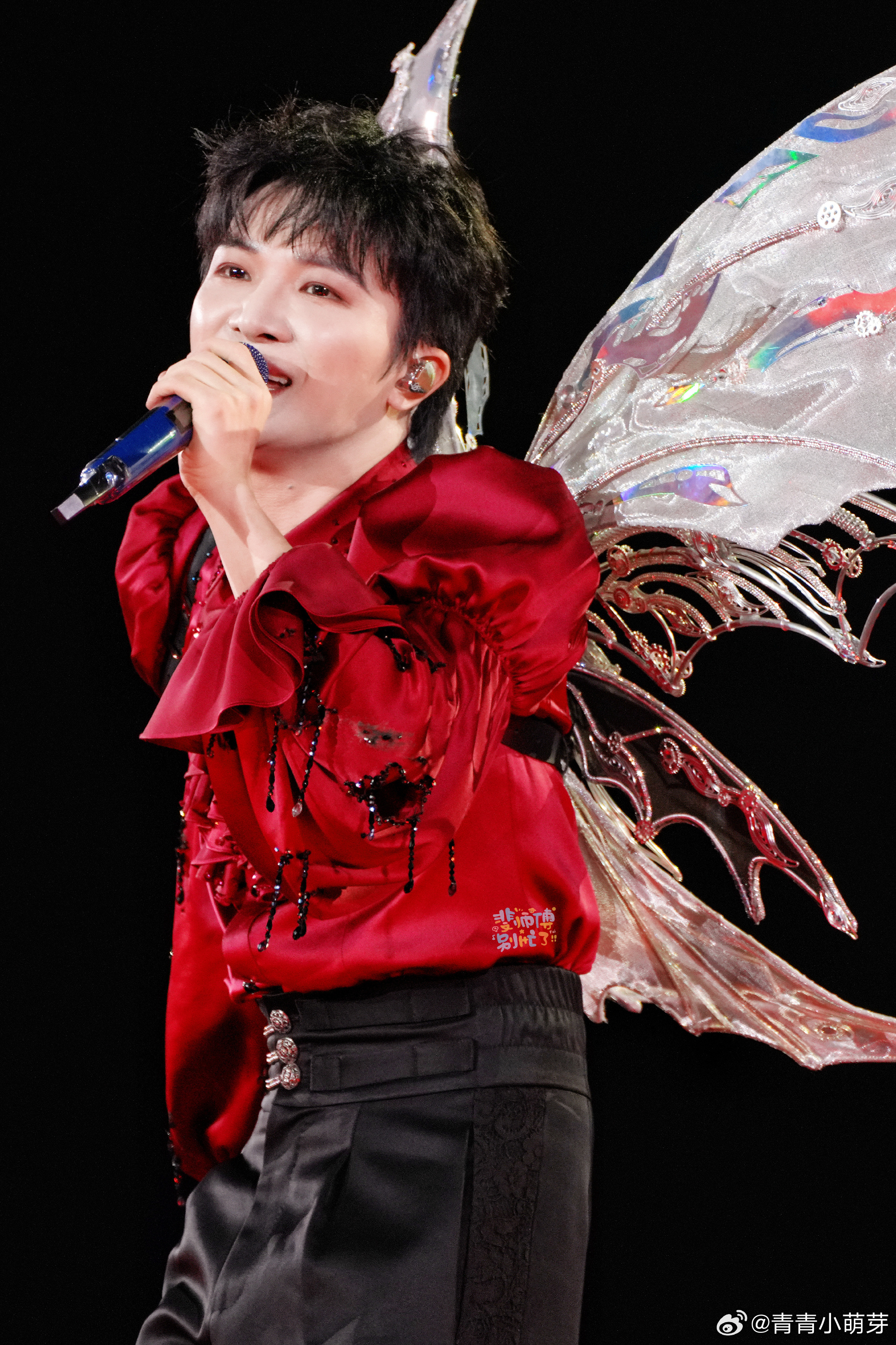 周深红毯像是在拍杂志封面周深走红毯简直神了，那场面宛如《VOGUE》大片落地现实