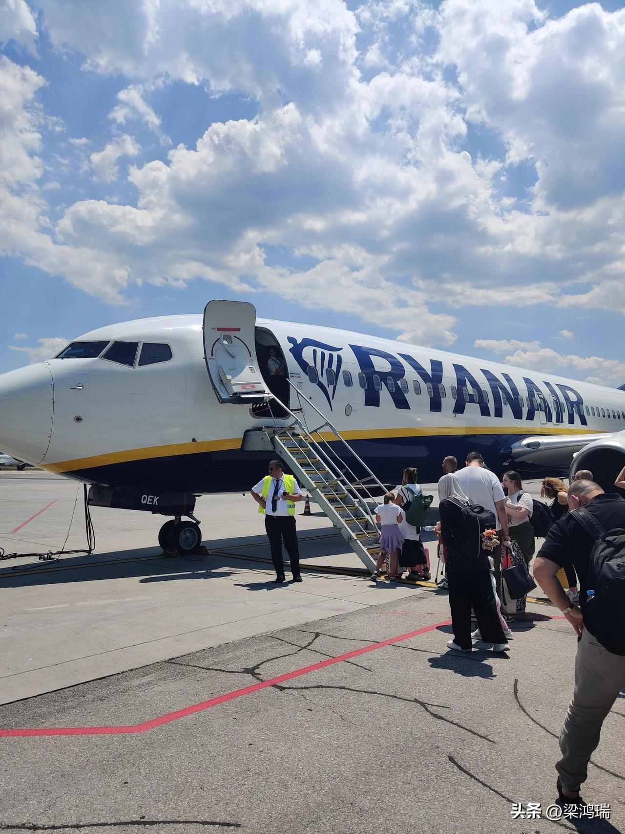 B737 的舷梯让瑞安航空节省了成本

方法如下： 
每次飞机使用廊桥，机场都会