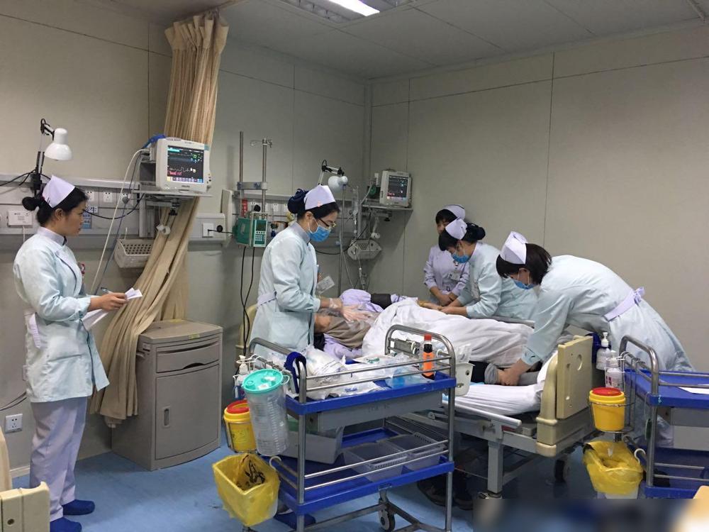 青年男子喉咙不适，在医院检查时大出血，1小时后抢救无效去世，看完这事儿心里堵得慌