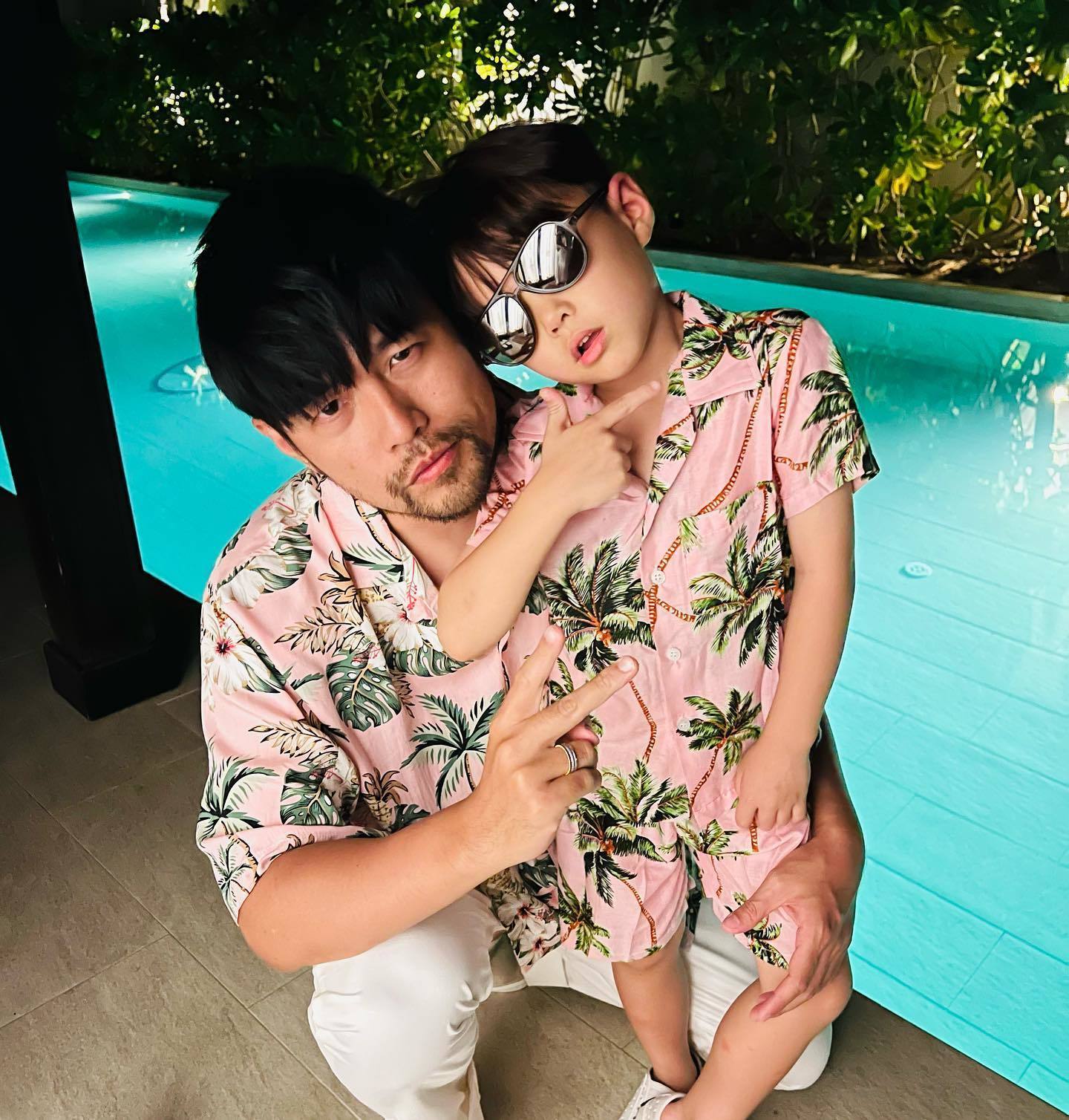 #昆凌[超话]# 杰伦更新ins：送上大家一張三寶爸的帥照 哈哈 ​​​