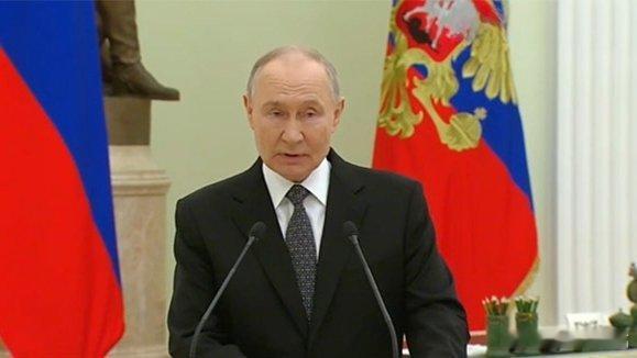 凤凰新闻【俄乌冲突四周年之际，普京讲话：俄罗斯正为未来、真理和正义而战】【文/观