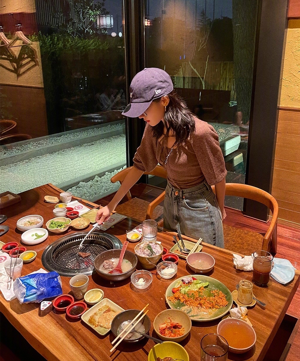 迪丽热巴  漂亮姐姐请吃饭🍽️我只吃姐姐亲手烤的肉好吃好吃爽爽爽～😋迪丽热巴